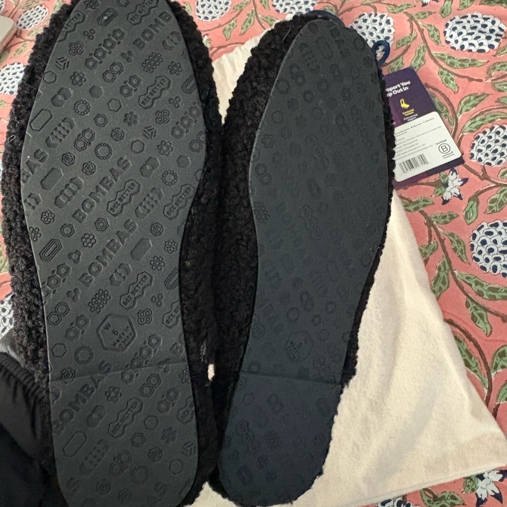 Bombas Cozy Black Slippers size 6 - Picture 4 of 7